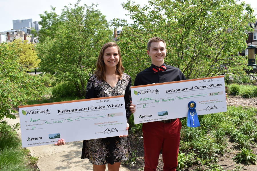 Annie Smith & Matthew Murphy hold up their scholarship checks at the zoo